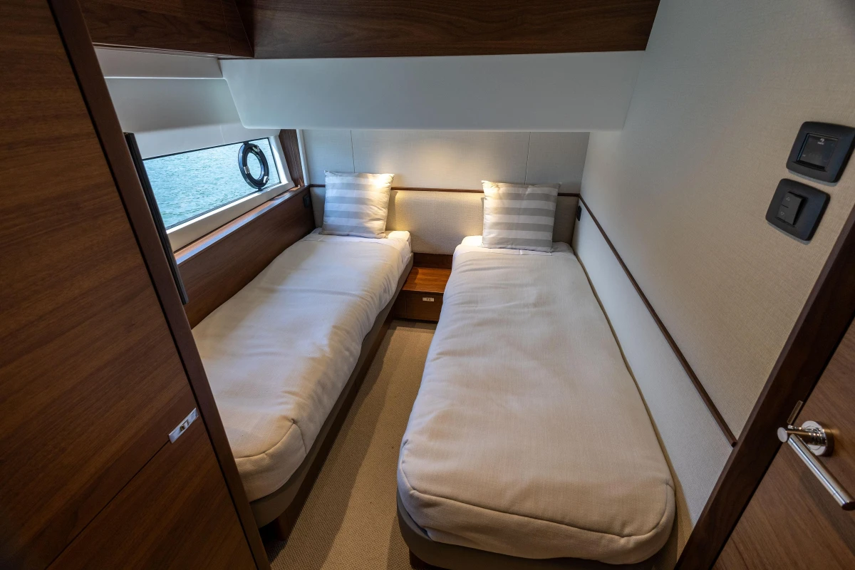 Princess S65 For Sale - Guest cabin